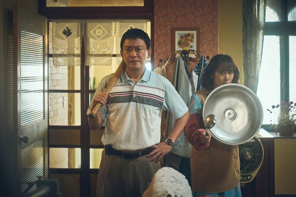 ▲李程彬在《成功路上》穿越回去拯救家庭。（圖／華視、公視台語台提供）