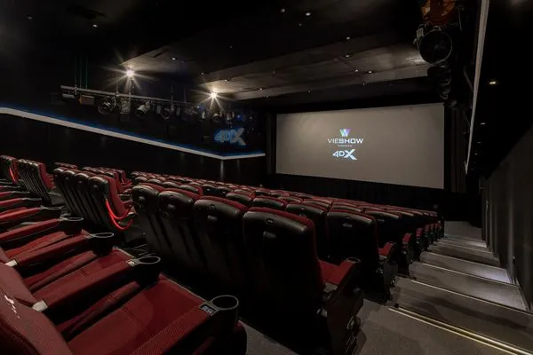 外送用▲▼信義威秀緊急公告「10影廳暫停營運」。（圖／翻攝自Facebook／威秀影城粉絲團）