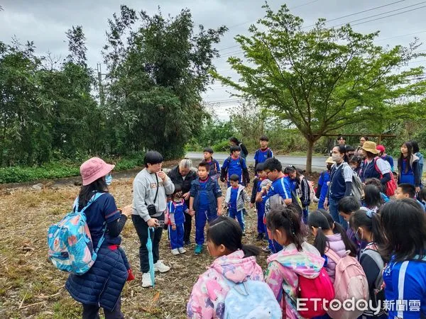 ▲鳳林鎮長橋國小的學童在老師的帶領下到崇德探索歷史遺跡。(圖太管處提供下同)