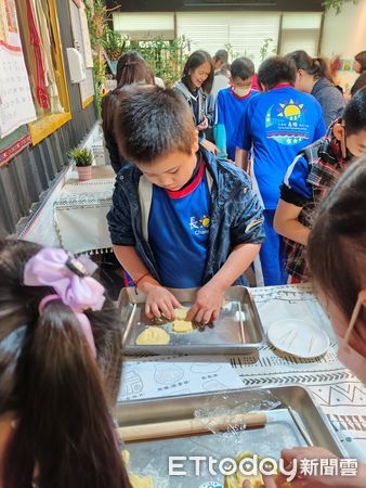 ▲鳳林鎮長橋國小的學童在老師的帶領下到崇德探索歷史遺跡。(圖太管處提供下同)
