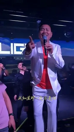 ▲萬梓良唱歌時踉蹌的影片引發擔憂。（圖／翻攝自小紅書）