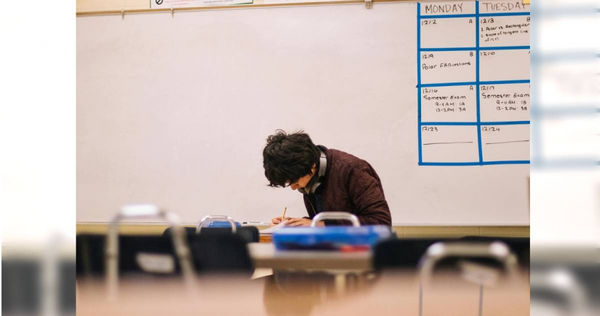 曾因太優秀被指作弊！英17歲少年考試不合格　輕生後隔天被通知「系統誤判成績」