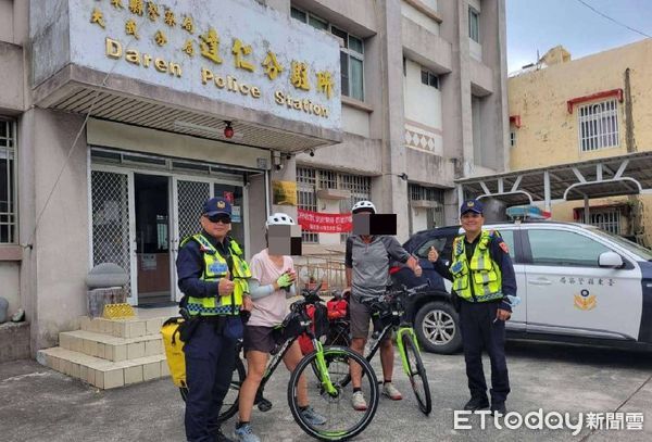 ▲法國環島夫妻自行車掉鏈，員警協助排除。（圖／記者楊漢聲翻攝）