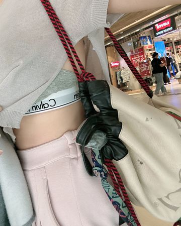 ▲南半球女王逛街「衣服破了」！　周荀內衣被看光：一直覺得有風灌進來  。（圖／翻攝自周荀臉書）