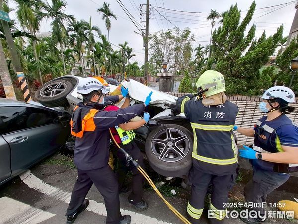 ▲內埔鄉自強路往西勢方向發生兩台自小客車事故            。（圖／記者陳崑福翻攝）