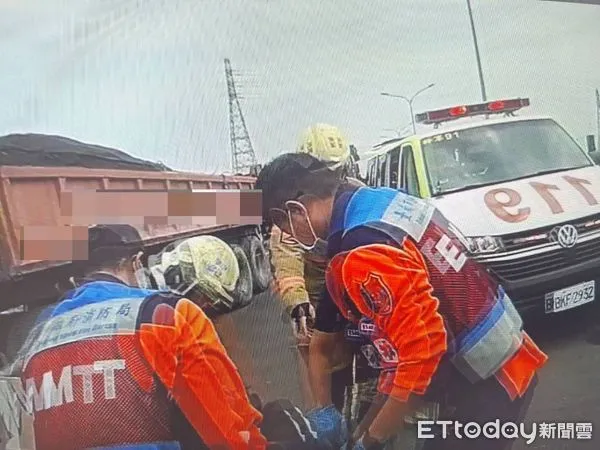 ▲台84線西向約8公里處，7日中午12時許，發生1起砂石車追撞拖板車交通事故案，造成砂石車28歲王姓駕駛人受傷送醫。（圖／記者林東良翻攝，下同）