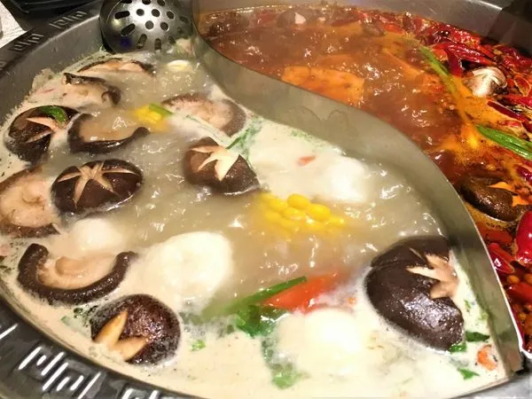 網友揭露某大型連鎖火鍋店的火鍋湯底是以湯粉加水調製。（示意圖，photoAC）