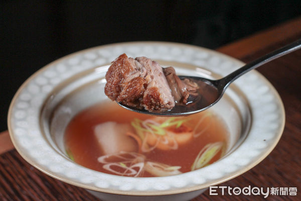 ▲台北百年老宅餐廳再增一家　輝室餐點拆解重組台灣傳統美食。（圖／記者黃士原攝）