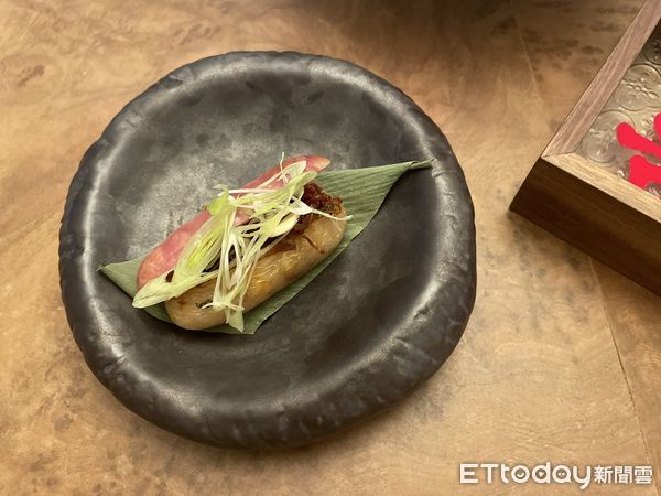 ▲XO醬大腸包小腸「長長久久」則採用自製沙茶醬、XO醬的雙醬堆疊，勾勒起小吃的輕鬆趣味。（圖／業者提供）