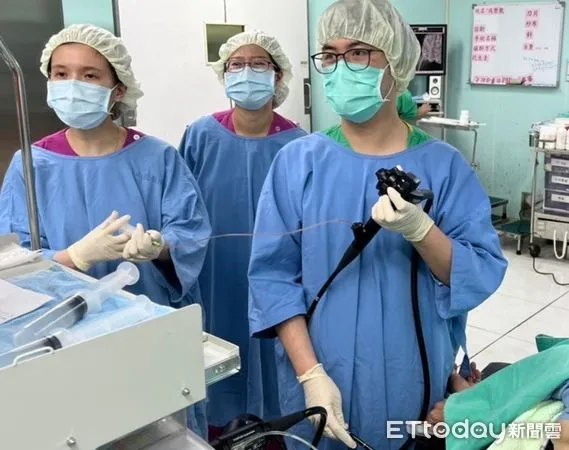 ▲肝膽腸胃科醫師黃耀光進行內視鏡黏膜下剝離術示意圖，非文中病人。（圖／衛福部南投醫院提供）