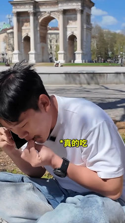 ▲Joeman真的吃土。（圖／翻攝自Joeman Instagram）