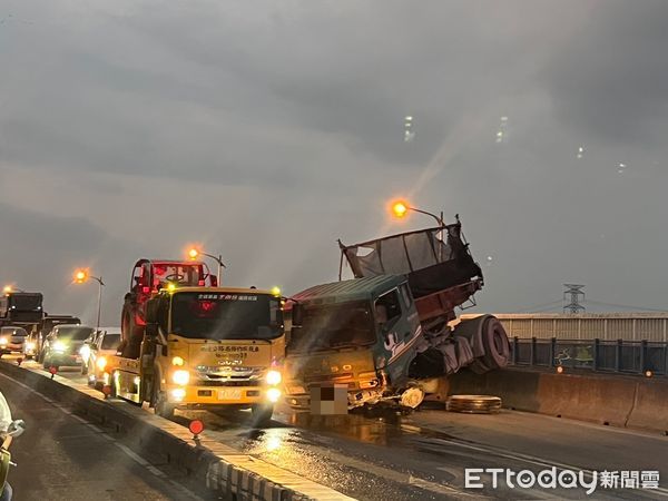 ▲▼里港大橋車禍，65歲男酒駕自撞分隔島。（圖／記者陳崑福翻攝）