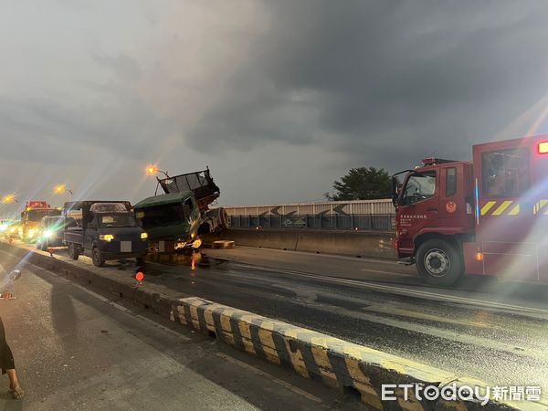 ▲▼里港大橋車禍，65歲男酒駕自撞分隔島。（圖／記者陳崑福翻攝）