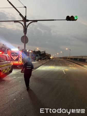 ▲▼里港大橋車禍，65歲男酒駕自撞分隔島。（圖／記者陳崑福翻攝）