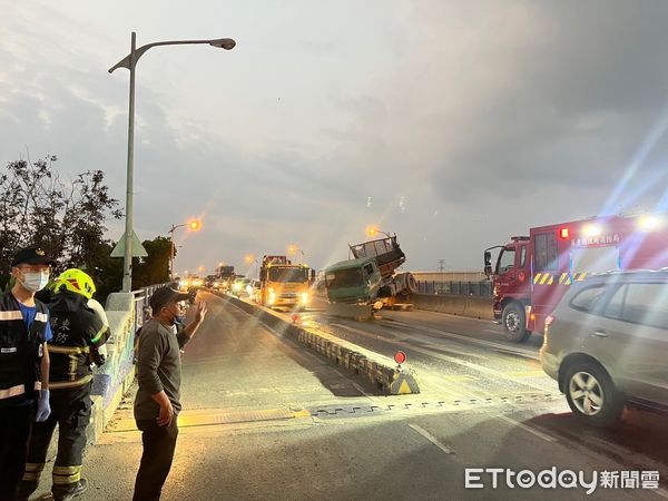 ▲▼里港大橋車禍，65歲男酒駕自撞分隔島。（圖／記者陳崑福翻攝）