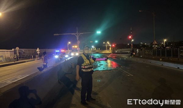 ▲▼里港大橋車禍，65歲男酒駕自撞分隔島。（圖／記者陳崑福翻攝）