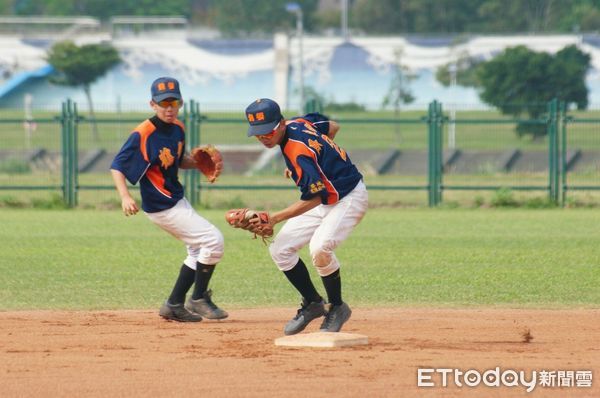 ▲鄭宗哲（右）國中棒球路起步。（圖／記者楊舒帆攝）