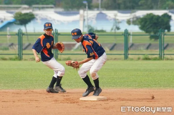 ▲鄭宗哲（右）國中棒球路起步。（圖／記者楊舒帆攝）