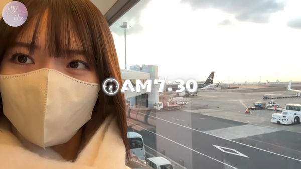 ▲中嶋優月努力搭飛機通勤，完成大學學業。（圖／翻攝自櫻坂46 YT）