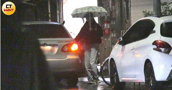 晚間7點多，張家陞開車到台北市士林區，各務禮美奈坐上副駕。（圖／本刊攝影組）