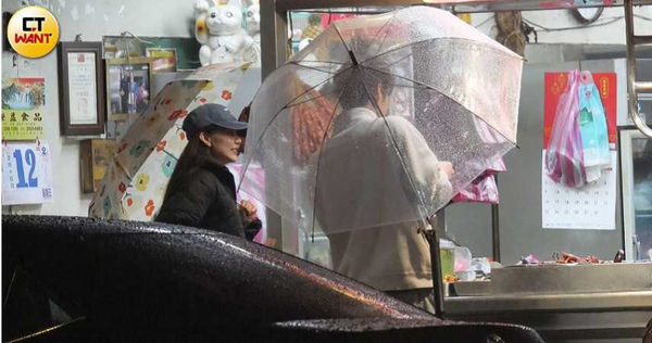 晚上8點半左右，來到台北市中山區，乖乖把車進停車場，小倆口走到燒臘便當店買外帶。（圖／本刊攝影組）