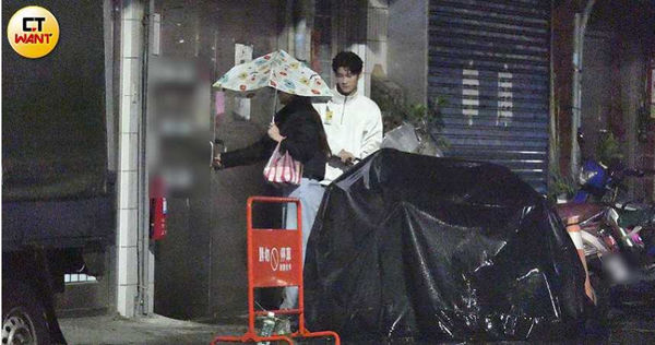 近20分鐘後，各務禮美奈一手拿鑰匙開門，另一手拎著兩盒便當，張家陞跟著進到她的住處。（圖／本刊攝影組）