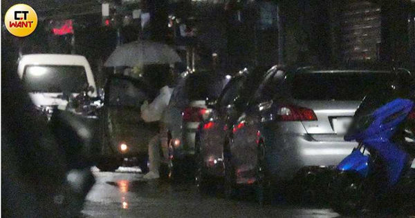 深夜11點38分，張家陞獨自離開各務禮美奈的住處，開車回自己家。（圖／本刊攝影組）