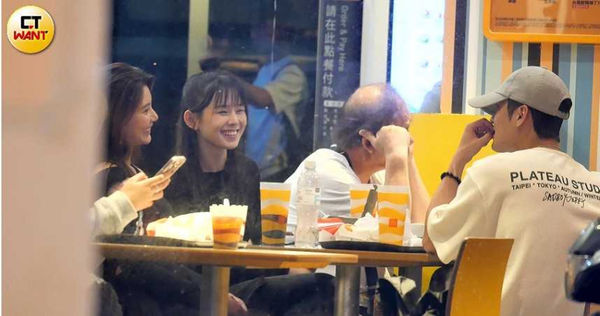 早在2024年10月16日，本刊就發現兩人交往中，他們在速食店陪謝予容等候林家佑，三人有說有笑。（圖／本刊攝影組）