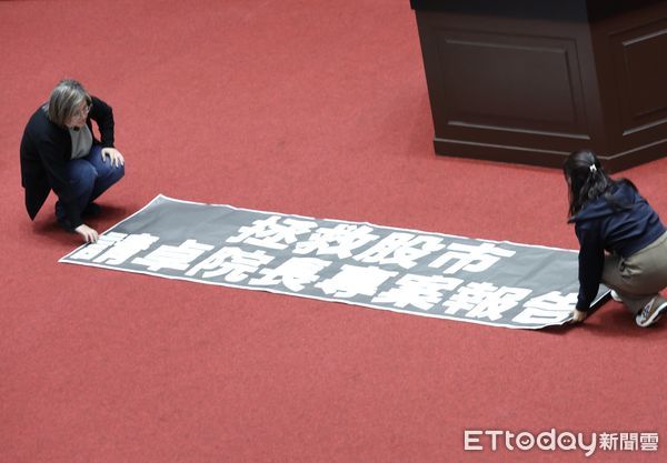 ▲▼柯建銘與 吳思瑤 陳培瑜 密商  議場放置 拯救股市  請卓院長 專案報告 海報。（圖／記者屠惠剛攝）