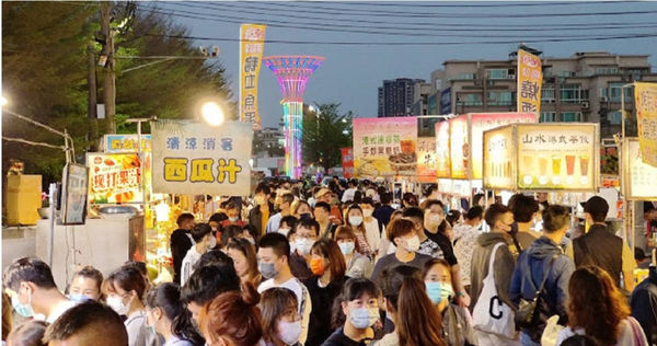 一名女網友近日去逛某台南知名夜市時，在一間鹽水雞攤購買蔬菜，怎料一吃卻發現有酸味，剝開四季豆一看竟驚見好幾隻蛆蟲，讓她崩潰作嘔。（示意圖／擷取自Google Maps）