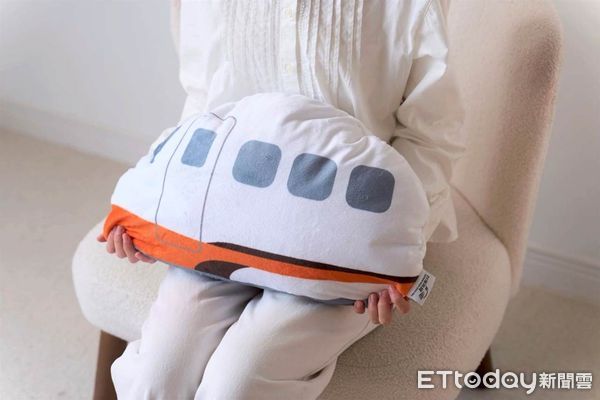 ▲▼台灣高鐵「T-Shopping高鐵線上購」全新首賣「印花樂列車造型抱枕毯」。（圖／台灣高鐵提供）