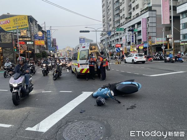▲救護車途中經中華路、中華二路時，有機車先行停讓，卻遭後方機車追撞，肇事騎士倒地不起，救護人員立即下車評估止血包紮送醫。（圖／記者林東良翻攝，下同）