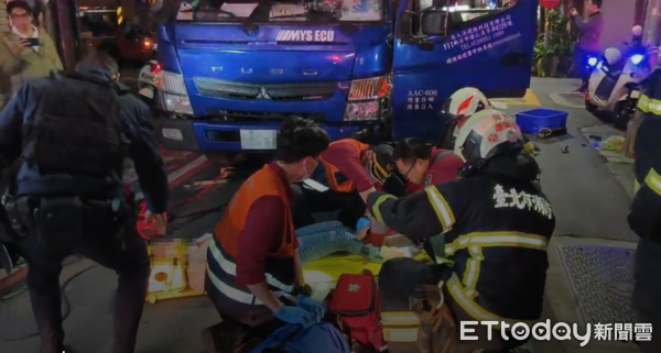 ▲▼台北市中正區金門街、晉江街口回收車與機車發生碰撞，女騎士一度壓困。（圖／記者黃彥傑翻攝，下同）