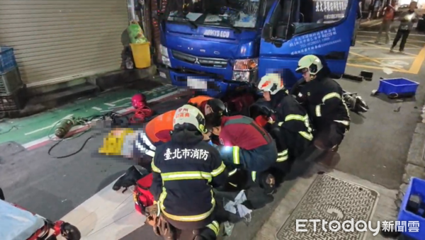 ▲▼台北市中正區金門街、晉江街口回收車與機車發生碰撞，女騎士一度壓困。（圖／記者黃彥傑翻攝，下同）