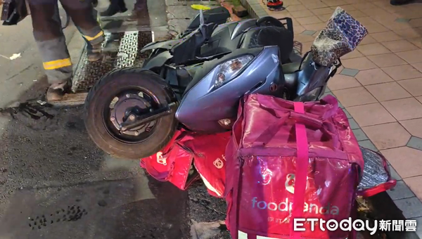 ▲▼台北市中正區金門街、晉江街口回收車與機車發生碰撞，女騎士一度壓困。（圖／記者黃彥傑翻攝，下同）