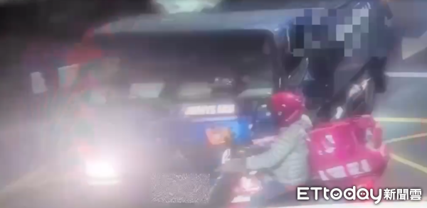 ▲▼台北市中正區金門街、晉江街口回收車與機車發生碰撞，女騎士一度壓困。（圖／記者黃彥傑翻攝，下同）