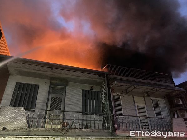 ▲宜蘭五結鄉一棟三樓加蓋鐵皮屋，今早突竄出濃煙火舌，一家四口及時逃生。（圖／記者游芳男翻攝）