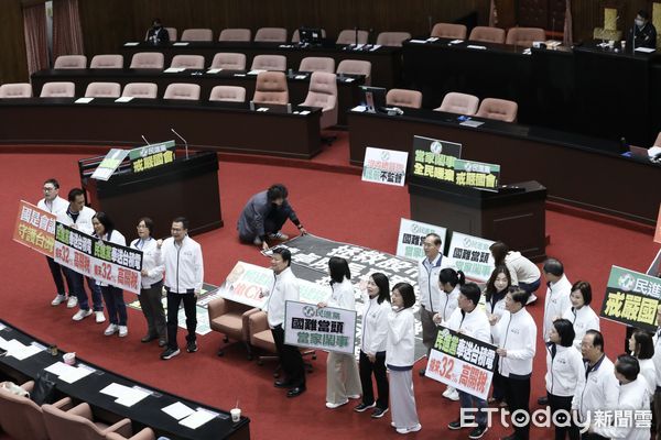 ▲▼立法院院會 朝野海報戰 互噴口水。（圖／記者屠惠剛攝）