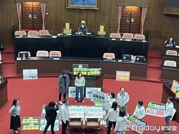 ▲▼立法院會，國民黨舉讓柯建銘坐C位立牌。（圖／記者杜冠霖攝）