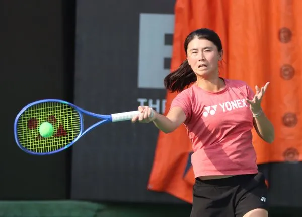 ▲葛藍喬安娜(右)和李亞軒(左)將在金恩盃首戰的單打賽中攜手抗韓、葛藍喬安娜的正拍是招牌武器、本屆金恩盃排名最高的吳芳嫺(30)將負責雙打、首度參加金恩盃的卓宜岑有機會和吳芳嫺搭配雙打。（圖／四維體育推廣教育基金會提供）