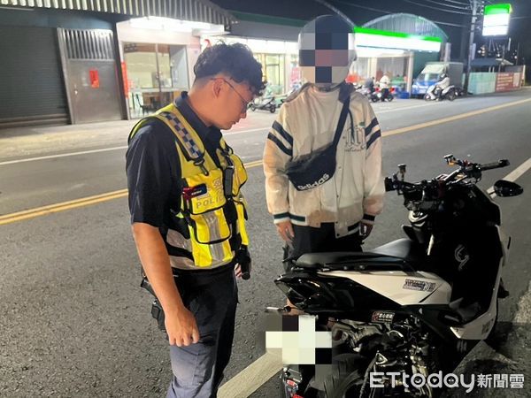 ▲內埔警分局內埔所副所長陳文章、警員紀呈凜助李男發動機車             。（圖／記者陳崑福翻攝）