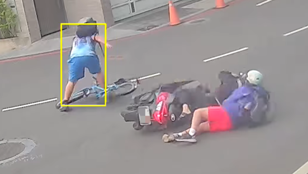 ▲網友在網路社PO出影片，影片中係永康區聖龍街路口，有學生騎腳踏車與騎機車發生車禍，雙方人車倒地，幸好僅受輕傷。（圖／翻攝自臉書永康大小事，下同）