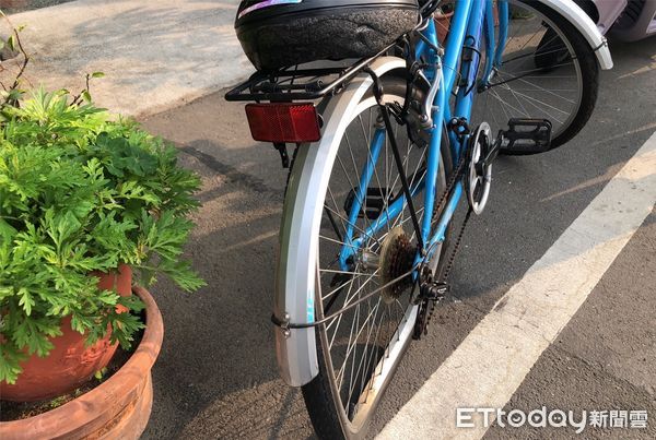 ▲網友在網路社PO出影片，影片中係永康區聖龍街路口，有學生騎腳踏車與騎機車發生車禍，雙方人車倒地，幸好僅受輕傷。（圖／翻攝自臉書永康大小事，下同）