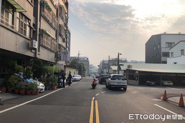 ▲網友在網路社PO出影片，影片中係永康區聖龍街路口，有學生騎腳踏車與騎機車發生車禍，雙方人車倒地，幸好僅受輕傷。（圖／翻攝自臉書永康大小事，下同）