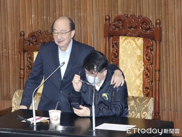 ▲▼立法院院會 民進黨團 繼續癱瘓國會 佔主席台  柯建銘一度上主席台時 在野黨立委 高喊院長好 柯建銘笑說自己是院長隨扈。（圖／記者屠惠剛攝）