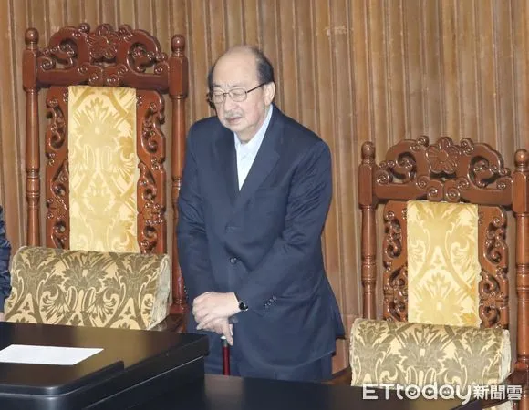 ▲▼立法院院會 民進黨團 繼續癱瘓國會 佔主席台  柯建銘一度上主席台時 在野黨立委 高喊院長好 柯建銘笑說自己是院長隨扈。（圖／記者屠惠剛攝）