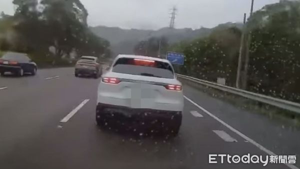 ▲▼ 新北新店交流道(5)日下午，發生一起保時捷休旅車比中指挑釁且惡意逼停客運的事件            。（圖／翻設記者爆料網）