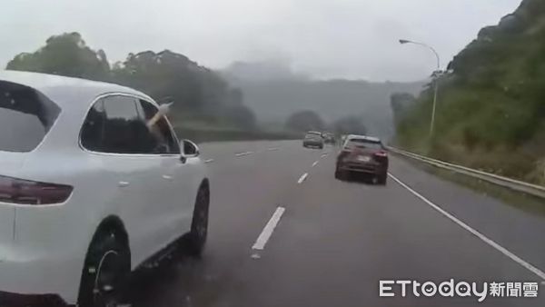 ▲▼ 新北新店交流道(5)日下午，發生一起保時捷休旅車比中指挑釁且惡意逼停客運的事件            。（圖／翻設記者爆料網）