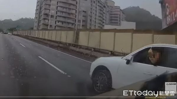 ▲▼ 新北新店交流道(5)日下午，發生一起保時捷休旅車比中指挑釁且惡意逼停客運的事件            。（圖／翻設記者爆料網）