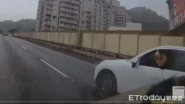 ▲▼ 新北新店交流道(5)日下午，發生一起保時捷休旅車比中指挑釁且惡意逼停客運的事件            。（圖／翻設記者爆料網）